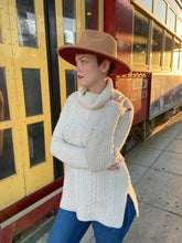 Load image into Gallery viewer, Gray Brown / Wine Bottom