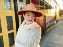 Load image into Gallery viewer, Gray Brown / Wine Bottom