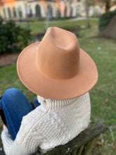 Load image into Gallery viewer, Gray Brown / Wine Bottom