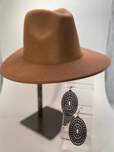 Load image into Gallery viewer, Tan Brown / Red Bottom