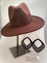 Load image into Gallery viewer, Brown / Red Bottom